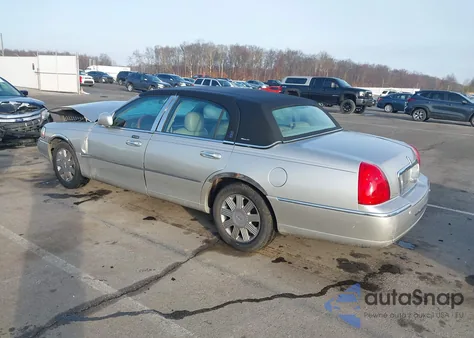 2004 Lincoln Town Car Ultimate z USA, uszkodzony, nr VIN 1LNHM83W64Y607044